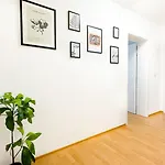 Moderne 3-zimmer-wohnung Im Zentrum- Tiefgarage Inklusive, Smart-tv, Shopping & Sightseeing Ums Eck Apartment