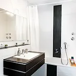 Moderne 3-zimmer-wohnung Im Zentrum- Tiefgarage Inklusive, Smart-tv, Shopping & Sightseeing Ums Eck *