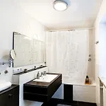 Apartment Moderne 3-zimmer-wohnung Im Zentrum- Tiefgarage Inklusive, Smart-tv, Shopping & Sightseeing Ums Eck