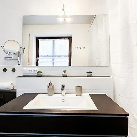 Moderne 3-zimmer-wohnung Im Zentrum- Tiefgarage Inklusive, Smart-tv, Shopping & Sightseeing Ums Eck Lägenhet