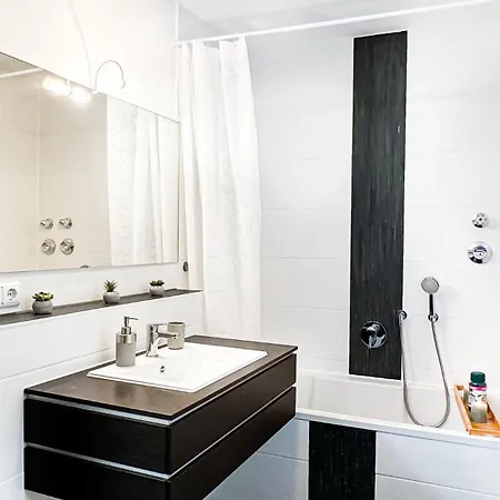 Moderne 3-zimmer-wohnung Im Zentrum- Tiefgarage Inklusive, Smart-tv, Shopping & Sightseeing Ums Eck *