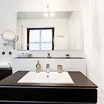 Moderne 3-zimmer-wohnung Im Zentrum- Tiefgarage Inklusive, Smart-tv, Shopping & Sightseeing Ums Eck Appartamento