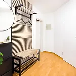 Moderne 3-zimmer-wohnung Im Zentrum- Tiefgarage Inklusive, Smart-tv, Shopping & Sightseeing Ums Eck Appartamento Augusta