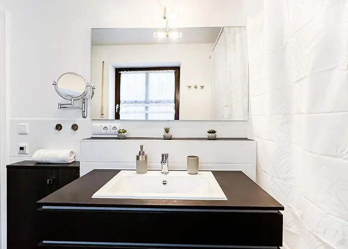 Moderne 3-zimmer-wohnung Im Zentrum- Tiefgarage Inklusive, Smart-tv, Shopping & Sightseeing Ums Eck Διαμέρισμα