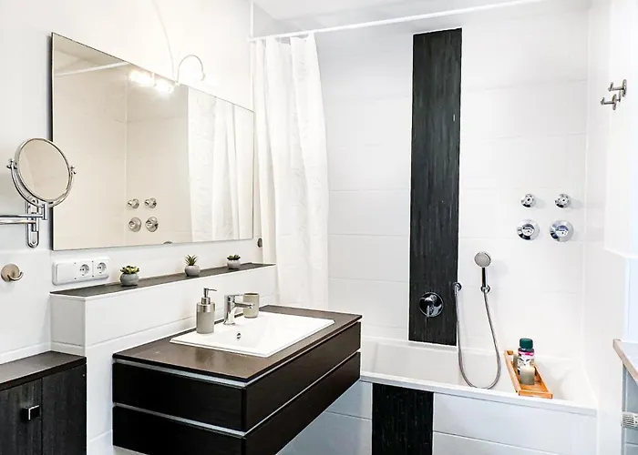 Moderne 3-zimmer-wohnung Im Zentrum- Tiefgarage Inklusive, Smart-tv, Shopping & Sightseeing Ums Eck *